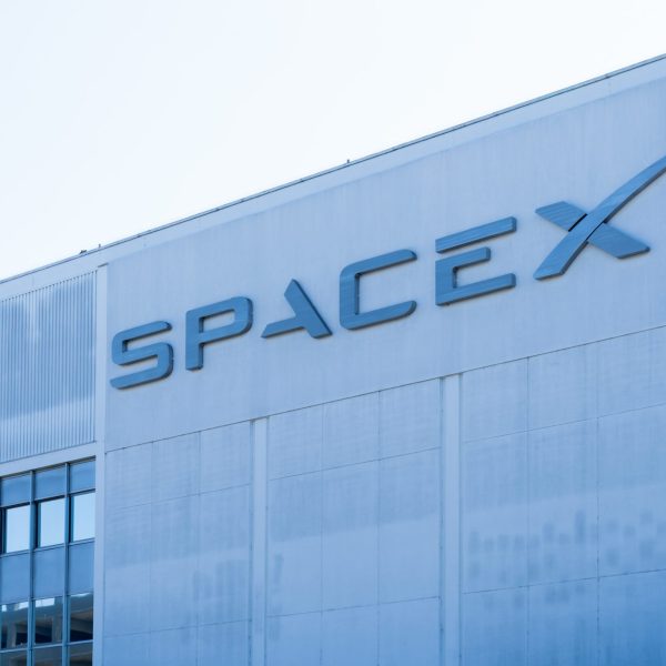 La Inspiradora Historia de Elon Musk y Su Éxito