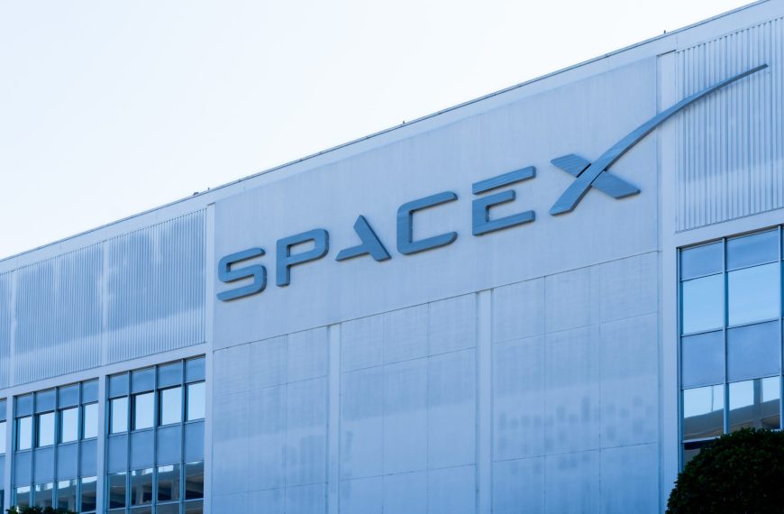 La Inspiradora Historia de Elon Musk y Su Éxito